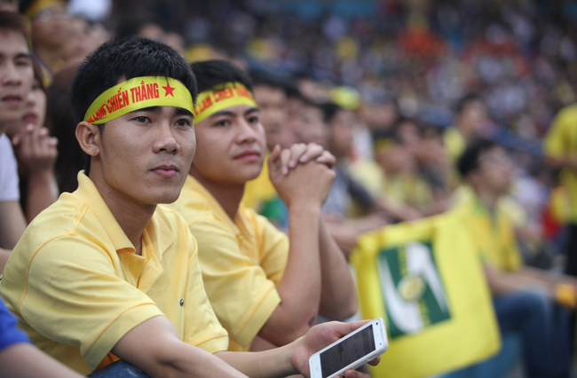 Chết lặng trên khán đài.